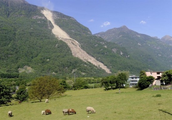 Desprendimiento_de_rocas_en_Preonzo_Suiza_04