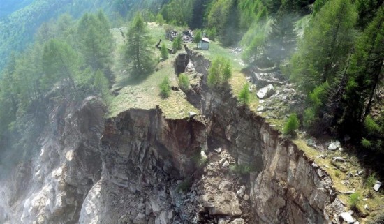 Desprendimiento_de_rocas_en_Preonzo_Suiza_05