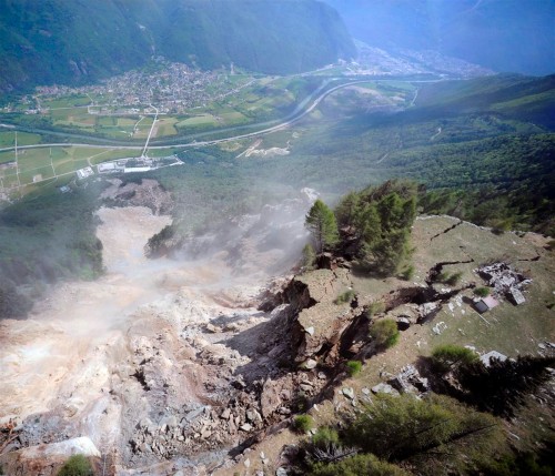 Desprendimiento_de_rocas_en_Preonzo_Suiza_07