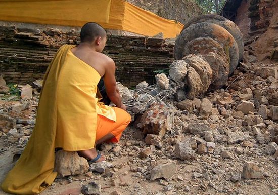 ¿800 años? mucho me parece... Detalle de la rotura de una pagoda budista en Myanmar