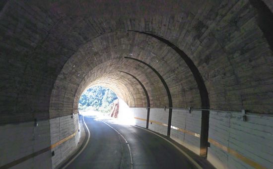 lazo carretero en túnel de la CV-223 entre Aín y Eslida, en Castellón lazo carretero en túnel de la CV-223 entre Aín y Eslida, en Castellón